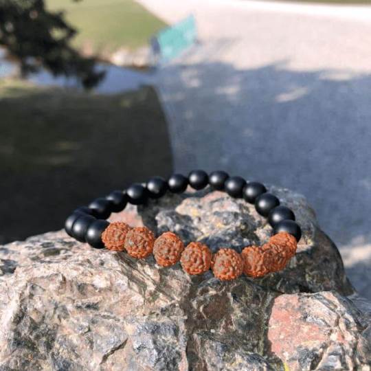 Minerální náramek onyx, rudraksha - SKLÍPKAN